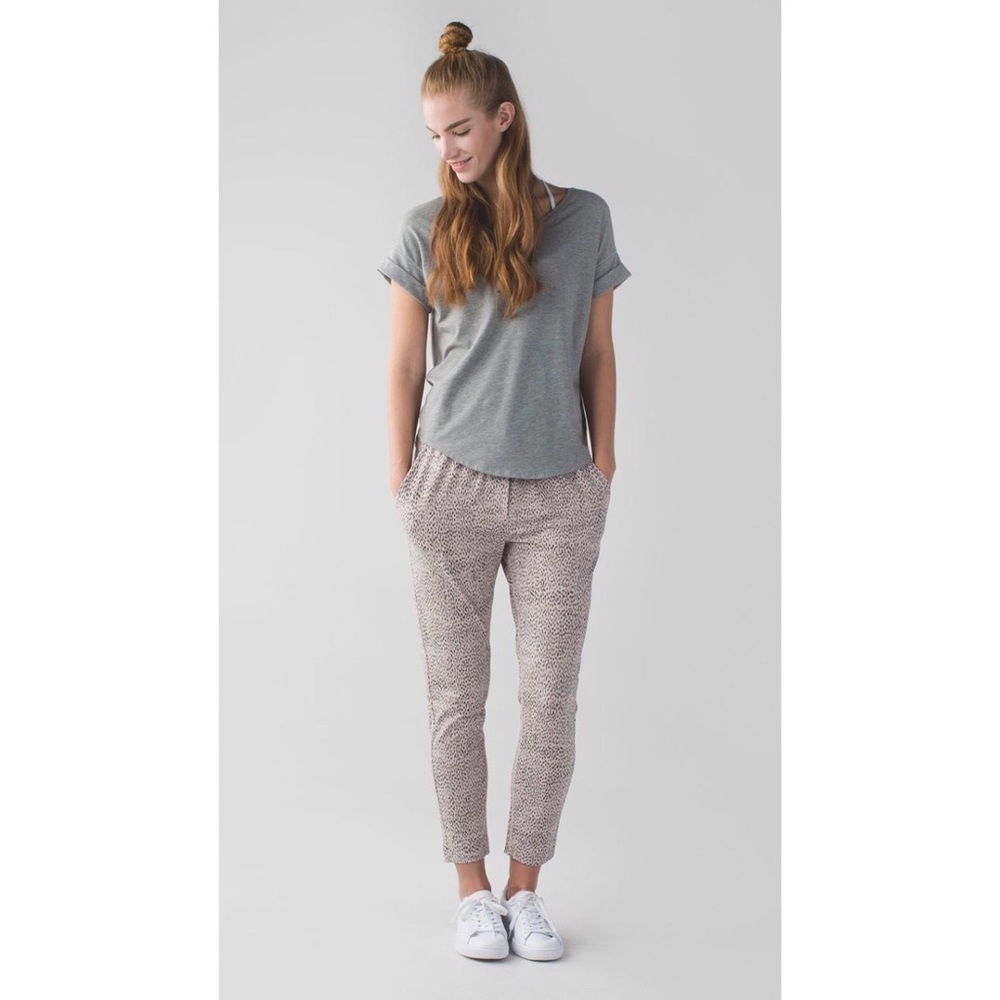 • LULULEMON • jet crop
